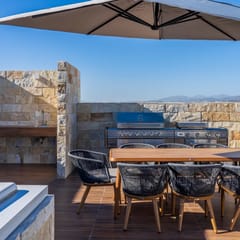 Elegant Penthouse with Private Terrace, BBQ & Jacuzzi
