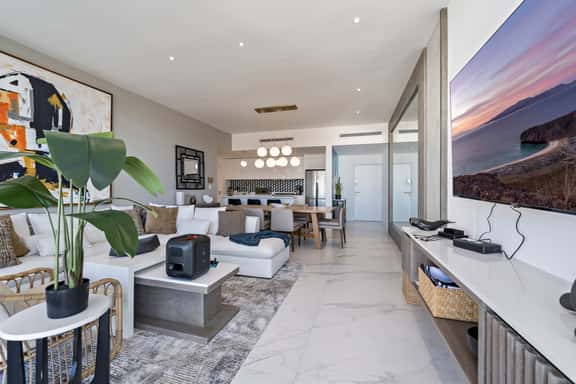 Luxury Condo Steps from the Beach & Marina - Image 1