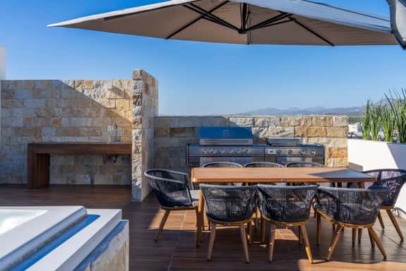 Elegant Penthouse with Private Terrace, BBQ & Jacuzzi - Image 1