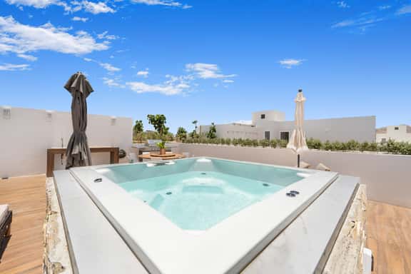 Stunning Penthouse with Private Terrace & Jacuzzi Views - Image 1