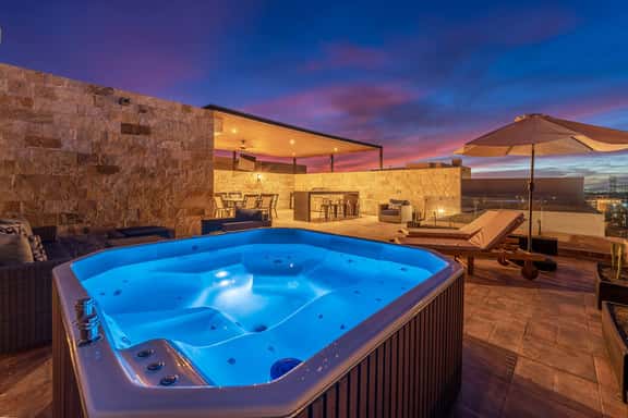 Brand New Luxury Penthouse w/Jacuzzi and Concierge - Image 1