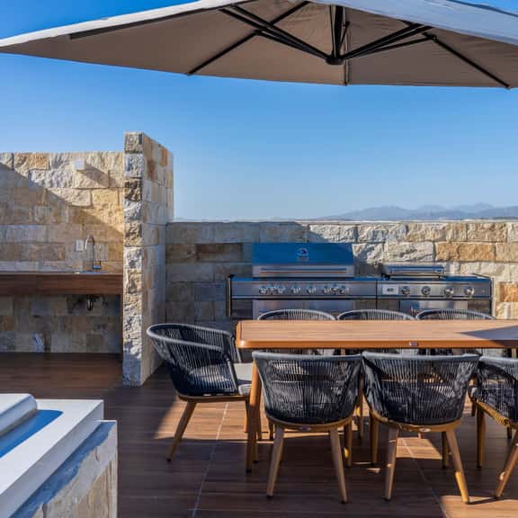 Elegant Penthouse with Private Terrace, BBQ & Jacuzzi - Image 1