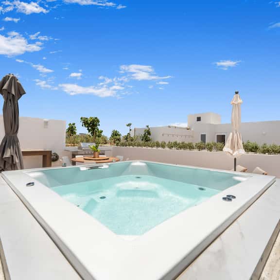 Stunning Penthouse with Private Terrace & Jacuzzi Views - Image 1
