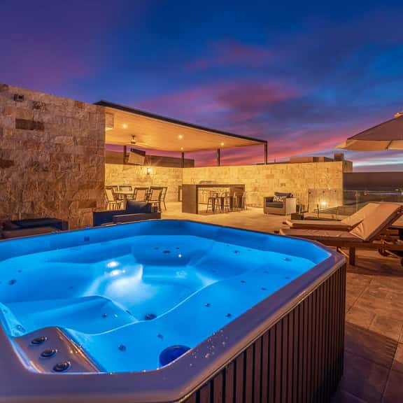 Brand New Luxury Penthouse w/Jacuzzi and Concierge - Image 1